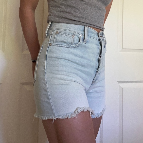 Madewell- mom Jean short - Picture 2 of 7